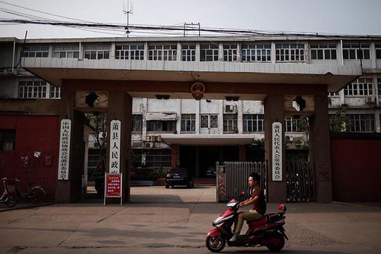 這是一座老城區(qū)的四層老式辦公樓。