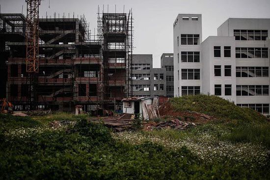 2014年7月11日，安徽省宿州市蕭縣，荒棄的政府新辦公樓前荒草一片。 澎湃新聞 楊一 圖