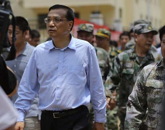 　8月4日，中共中央政治局常委，國務院總理李克強在云南魯?shù)榈卣馂膮^(qū)察看災情。