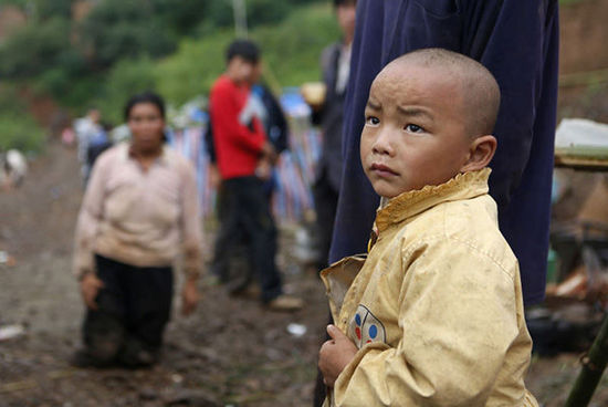 帳篷有限，尚有不少村民沒有地方躲雨。澎湃新聞 程藝輝 圖