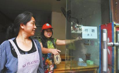 8月14日，市民志愿者體驗城管執(zhí)法招呼商家不要亂張貼。