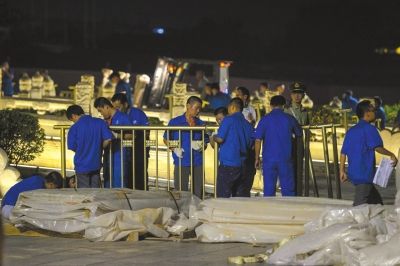 昨晚，工作人員正在為金水橋安裝金色護(hù)欄。京華時報記者潘之望攝