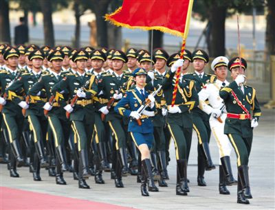 昨日，151人最大陣容的三軍儀仗隊，著新式禮賓服接受檢閱。這也是解放軍儀仗隊、軍樂團新式禮賓服首次亮