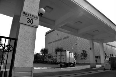 一輛貨車正駛進(jìn)紅會備災(zāi)倉庫。京華時報記者 趙思衡 攝