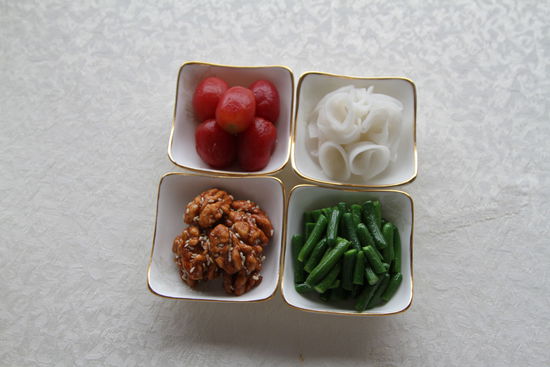 四調(diào)味：圣女果、蓮藕、核桃仁、小黃瓜。 花惠生 供圖