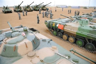 8月21日,在朱日和基地,中外參演部隊代表在裝備展覽交流活動現(xiàn)場參觀中國人民解放軍裝備。