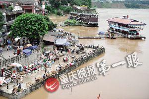 沙坪壩區(qū)磁器口，江水逼近休閑平臺。