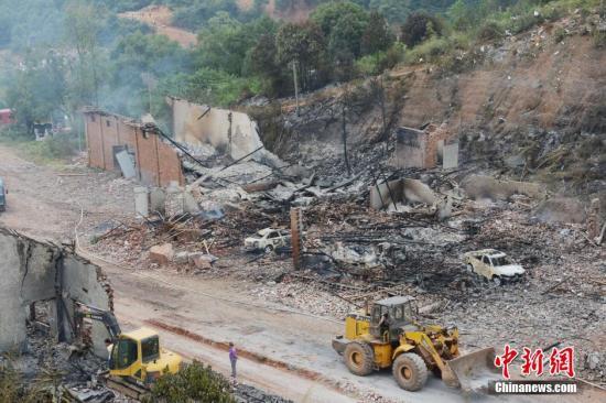 9月23日上午，花炮廠清理工作正在進(jìn)行，山谷內(nèi)的廠房已被爆炸夷為平地。中新社發(fā) 楊華峰 攝