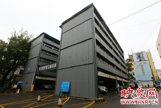 目前，市區(qū)內(nèi)的停車場數(shù)量還不能滿足廣大市民的需求。