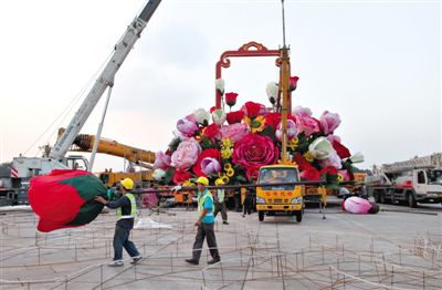 吊裝現(xiàn)場(chǎng)。昨晚，天安門(mén)立體主花壇“祝福祖國(guó)”完工，今天起供游人參觀。