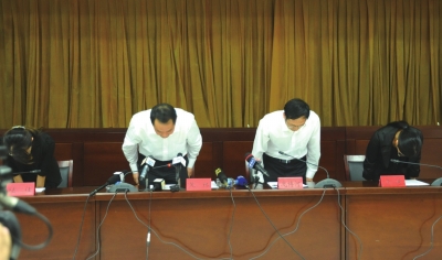 昆明通報明通小學踩踏事故原因，官員鞠躬致歉。圖/東方IC