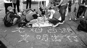 　志愿者用撿來的煙頭，拼起了“無煙西湖”圖案 通訊員供圖