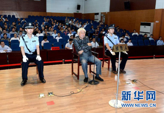 9月29日，方廣云在庭審現(xiàn)場。當(dāng)日，“合肥房叔”腐敗窩案核心人物方廣云在安徽省廬江縣出庭受審。 新華社記者 郭晨 攝