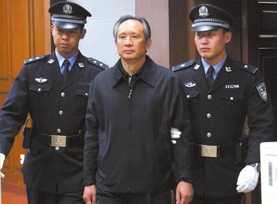 昨天，被告人張曙光在法庭上聽取宣判。新華社發(fā)