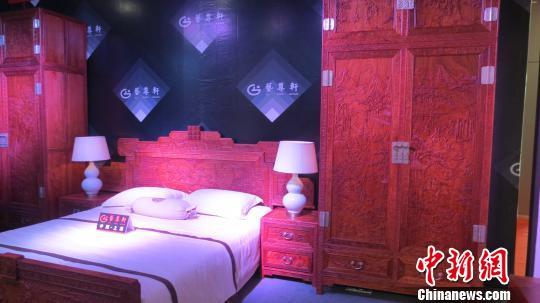 天價黃花梨亮相第九屆中國木雕博覽會 叫價五億元 胡豐盛 攝 天價黃花梨亮相第九屆中國木雕博覽會 叫價五億元 胡豐盛 攝