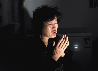 昨日,呼格吉勒?qǐng)D的媽媽尚愛(ài)云在內(nèi)蒙古呼市家中講述這些年來(lái)的上訪經(jīng)歷。本版圖片/新京報(bào)記者 郭鐵流