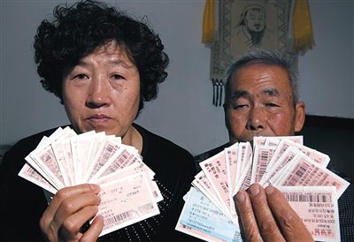 尚愛(ài)云夫婦展示上訪留下的車票,這些只是一部分。