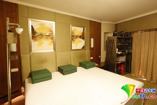 雖然在五星級飯店房間駐守，但武警官兵自帶被褥及生活用品，將兩張單人床拼成三人通鋪使用。