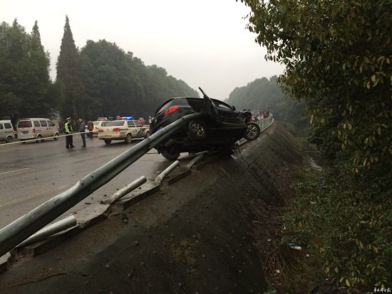 瘋狂途觀撞人逃逸又惹禍，一家四口殞命車輪