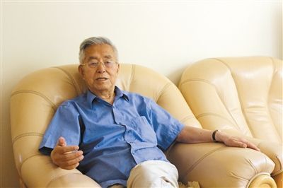 楊維駿 歷任云南省政協(xié)副主席等職。89歲高齡的楊維駿為12名失地農(nóng)民代表開道，到云南省政協(xié)反映問題。