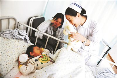 護(hù)士在逗強(qiáng)強(qiáng)開(kāi)心