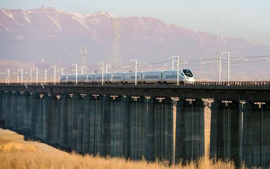 11月16日，從烏魯木齊南站首發(fā)的D8602次列車駛往哈密。