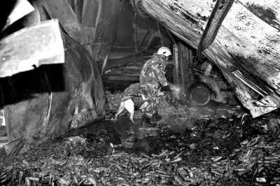 救援人員在山東壽光一食品廠火災(zāi)現(xiàn)場搜救。新華社發(fā)