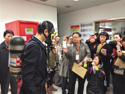 昨天，地鐵4號(hào)線北京南站站，地鐵工作人員為人大代表演示應(yīng)急氧氣瓶佩戴方式。新京報(bào)記者