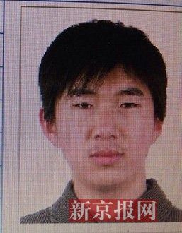 犯罪嫌疑人李小龍，27歲，唐山樂亭人。村干部說李小龍經(jīng)常把自己關(guān)在家里