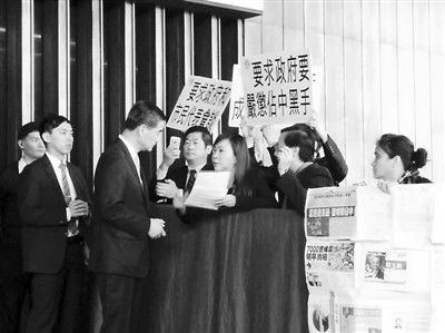 撐警大聯(lián)盟召集人李偲嫣2日到特首辦請(qǐng)?jiān)福笳畤?yán)厲處置“占中三子”和“雙學(xué)”的代表。