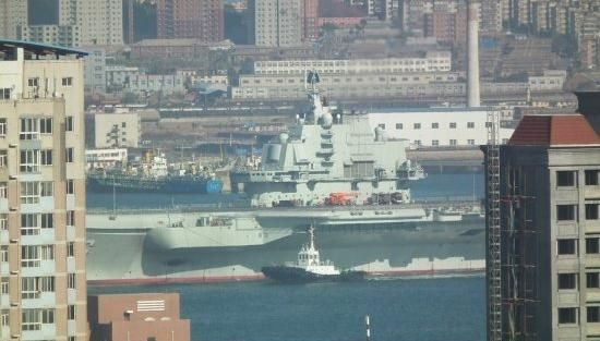 青島軍港周圍高樓林立，一睹遼寧號真容只需要一個(gè)好天氣（資料圖片）