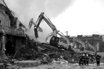 3日下午，挖掘機(jī)在現(xiàn)場作業(yè)。 譚青/攝