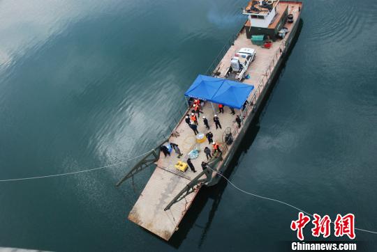 警方四次到百米深的湖中打撈被害人遺體。