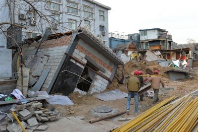 坍塌事故發(fā)生后，房屋傾倒在地面上。記者 徐曉帆/攝