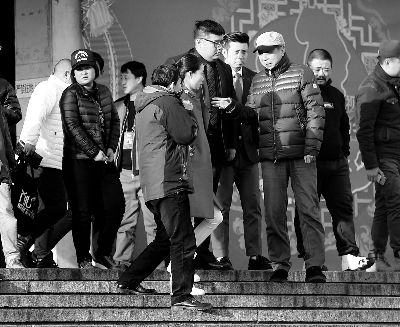 彩排后，高曉攀、尤憲超和不知名女演員聆聽馮鞏總結(jié)訓(xùn)話