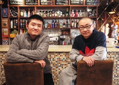 　14日，西安交通大學(xué)路66號公路咖啡館，苗阜（左）、王聲（右）兩位青年相聲演員今年將第一次登上春晚