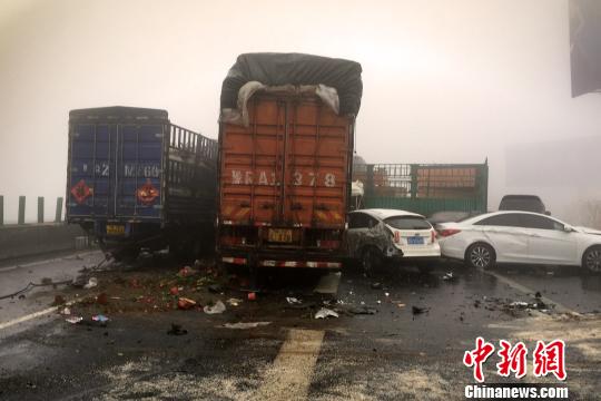 圖為21日，京港澳高速河南段21輛汽車發(fā)生連環(huán)相撞事故現(xiàn)場。　郭浩　攝