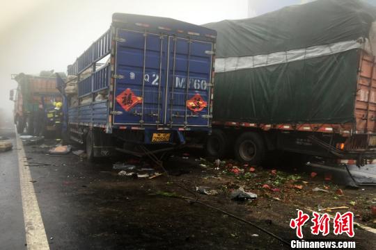 圖為21日，蘭南高速河南段車禍?zhǔn)鹿尸F(xiàn)場一片狼藉。　郭浩　攝