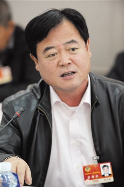 　政協(xié)委員、中國通用技術集團董事長賀同新稱，按照2014年的數(shù)字，他的薪水下降了近50%。圖/CFP