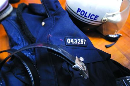 在閔行區(qū)虹橋派出所的一角，擺放著茆盛泉曾經最愛的警服?！?43297”的警號、深色的警服依稀可見已經凝固的血跡，警用皮帶也斷裂了。