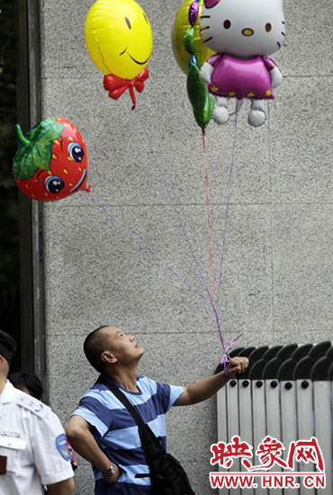 他希望你像hello kitty一樣可愛，露出笑臉。