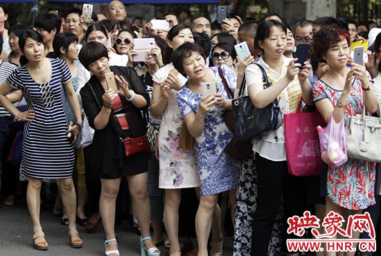 你在人群中，只有找到你，她們才會松下眉間的皺紋。