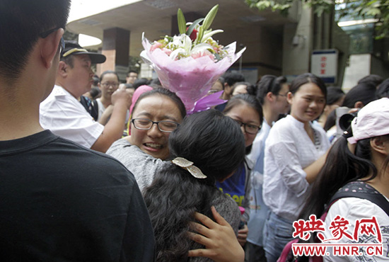 沖向你，給你一個深情的擁抱。