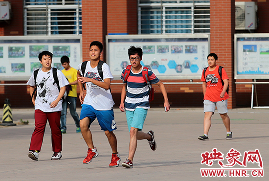 若我會見你，事隔經(jīng)年。我該何以賀你，以眼淚，以沉默?！? width=