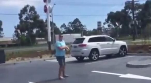 圖一：澳大利亞男子發(fā)飆的樣子被兩個(gè)兒子偷拍，并將視頻取名為“憤怒的老爹”上傳至網(wǎng)絡(luò)。