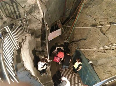 游客到魚(yú)泉參觀(guān)。