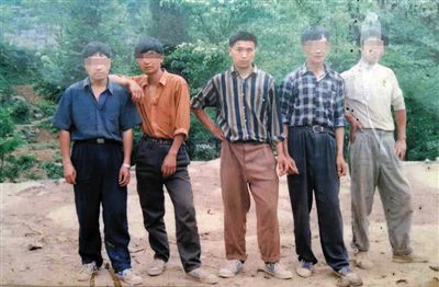 一次外出打工前，田仁信（中）與村里的伙伴合影。田仁信親屬供圖