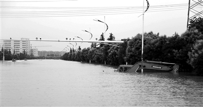 6月28日，南京暴雨致云臺山河漫堤，祿口機場高速雙向封閉 供圖/CFP