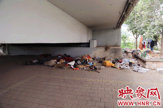 流浪漢在高架橋下居住，靠撿垃圾為生。