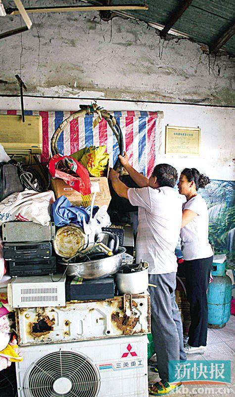 劉伯與妻子李姨在收拾剛回收的幾件小電器。